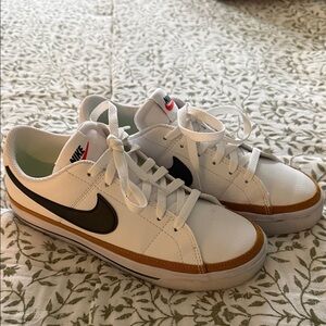 Nike Woman’s Court Legacy Sneakers. Size 7.